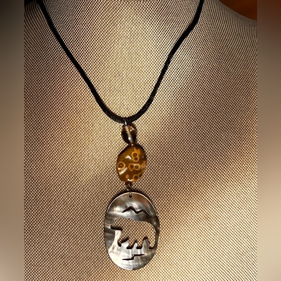 Vintage Native American cut out pearl Inlaid Zuni Bear necklace stone pendant - Picture 2 of 4